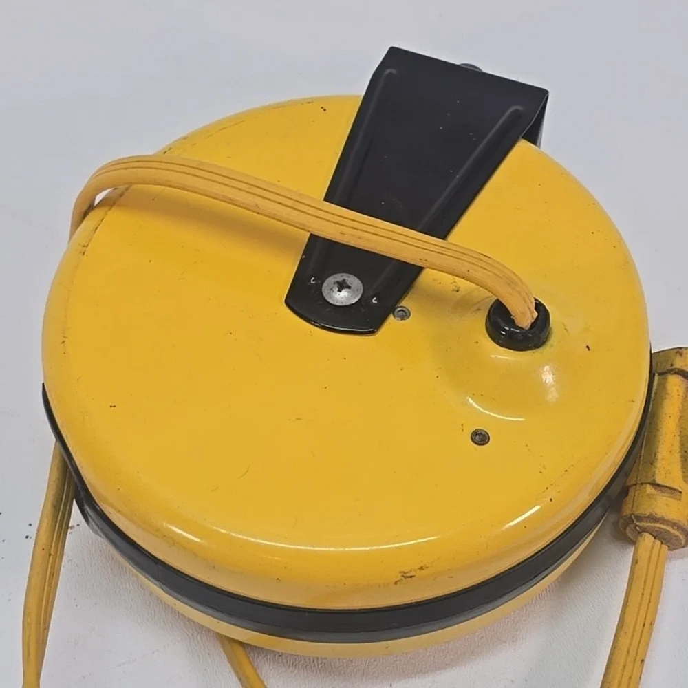 20 Ft. Retractable Cord Reel Needs Spring Reloaded Doesn't Retract.‎ Parts Only